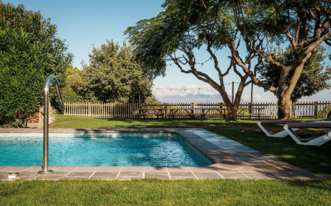 Zonas de césped alrededor de piscina