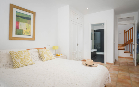 Este dormitorio en primera planta puede considerarse como master