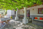 Patio delantero con pérgola