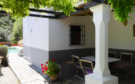 Zona de patio con la piscina a unos pocos metros