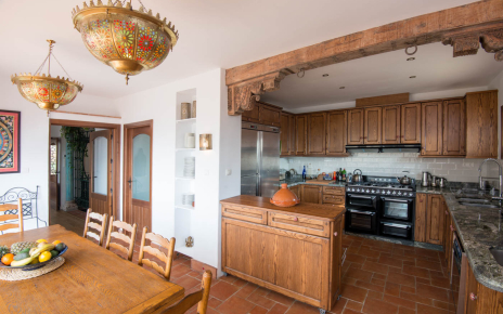 Cocina / comedor con salida directa a terraza con mobiliario