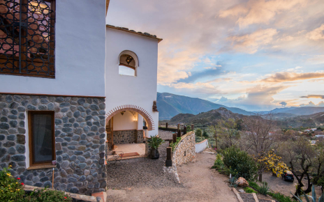 Entrada principal a través de un porche