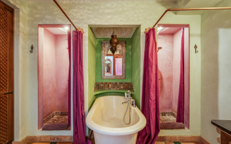 Baño en planta baja con duchas y bañera