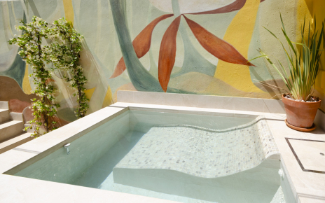 Tumbona de obra en el interior de la mini piscina