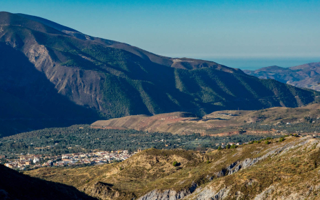 Orgiva y el mar Mediteráneo, visto desde arriba