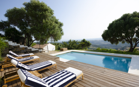 Sunbathing area with pool toilet on the left