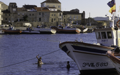 Niños jugando en el puerto de Cambados