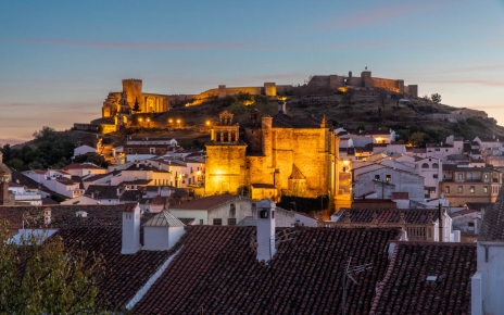 Aracena town is 15 to 20 minutes walk away