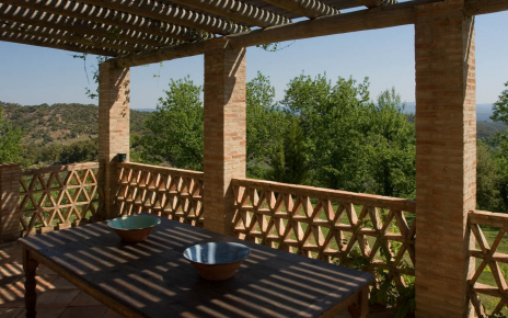 Furnished terraces with shade and views