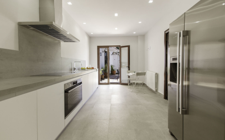 Cocina con frigorífico americano y salida a terraza