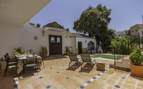 Terraza de planta baja con zona de piscina
