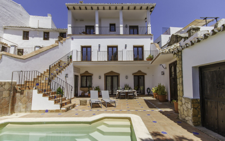 Una casa de tres plantas en el casco antiguo de Ronda