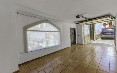 El garaje es adecuado para un coche de tamaño standard