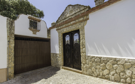 Desde el parking se accede a terraza nivel inferior