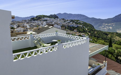 Third floor with gorgeous terrace / solarium
