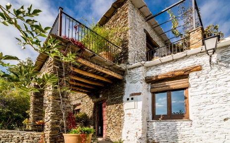 Estás al borde del pueblo, en una calle sin tráfico