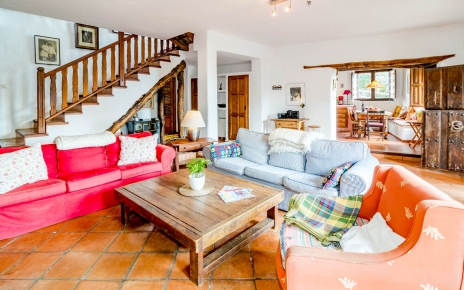 Sala de estar y cocina en la parte trasera