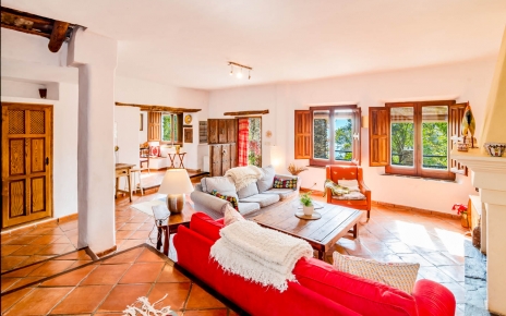 Sala de estar amplia y luminosa