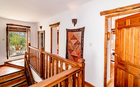 Puertas a: terraza, baño, dormitorios y patio