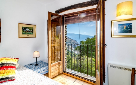 Habitación con dos camas y balcón