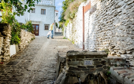 Agua de manantial en la calle debajo de su casa rural(sin tráfico)