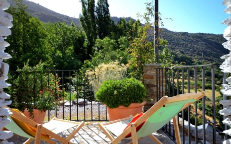 Dormitorio principal con puertas a terrazas.