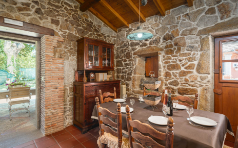 Kitchen has dining space for 6 people