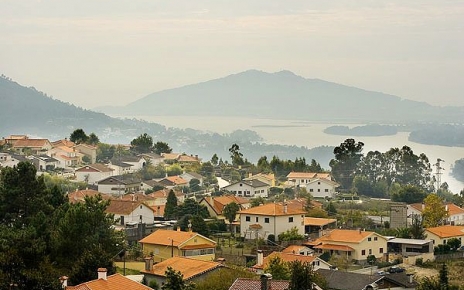Vila Nova de Cerveira 10 mins away has a super river beach