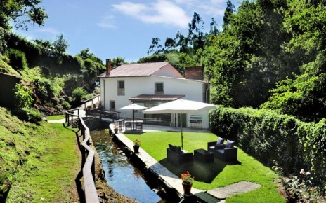 Property peaceful location is walking distance to Santiago