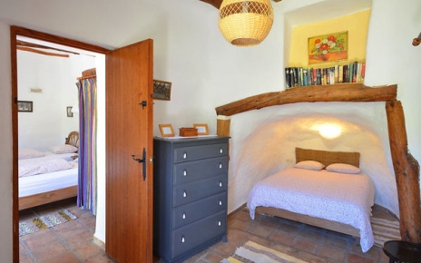 Double bed recessed in an intimate cave