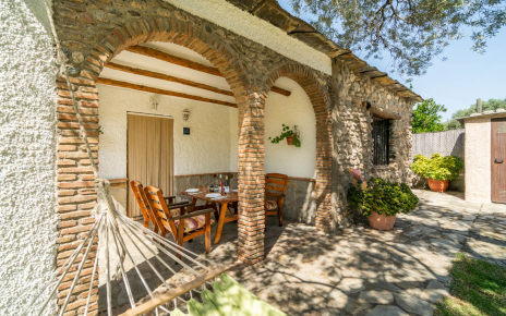 Entrada a casa por el porche