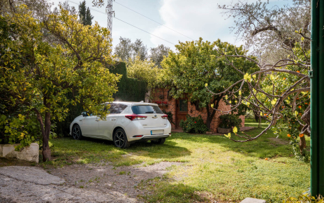 Zona de aparcamiento junto a la casa