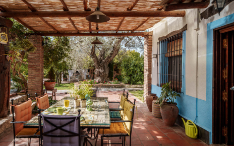 Comidas al aire libre junto delante de la casa