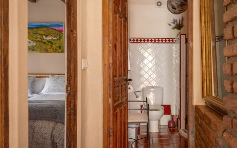 Dormitorio junto a baño