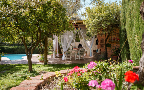 Porche, piscina y jardines