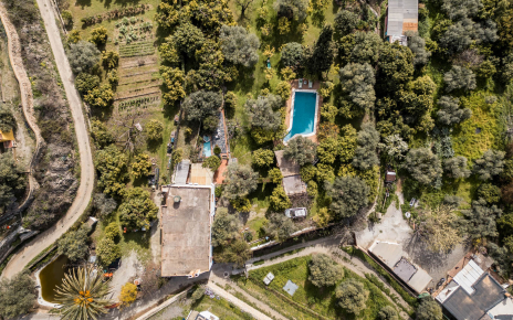 Villa y jardines vistos desde dron