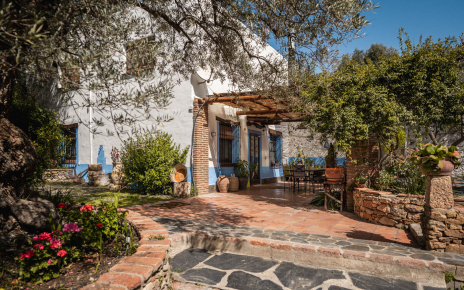 La terraza da acceso a zona de piscina