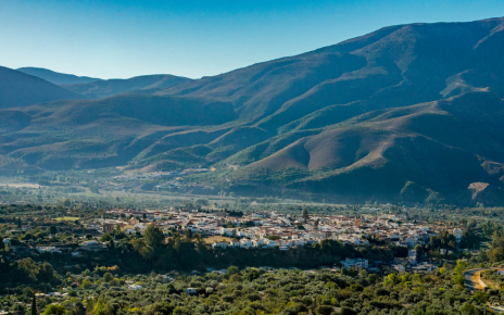 Orgiva, capital de la comarca está a menos de 10 min. andando